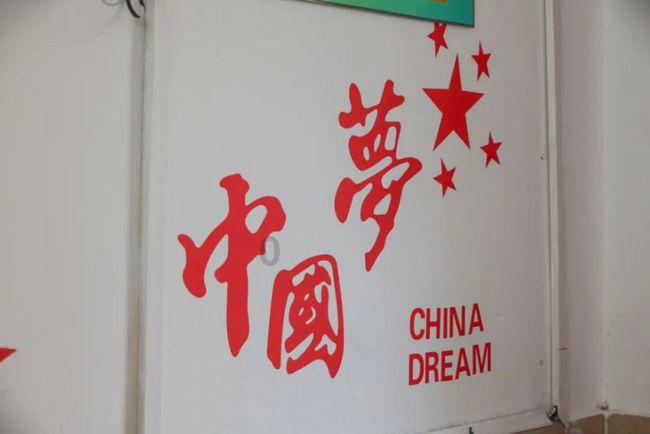 贵阳一小区火灾，男子怒斥消防栓接不上成“摆设”。贵阳市消防审验中心工作人员回应